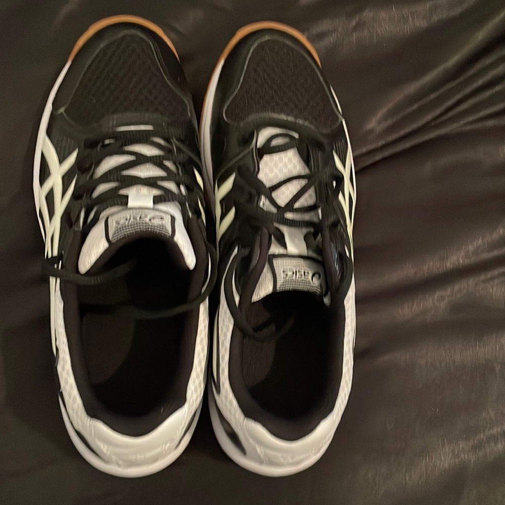 Asics Women’s size 9 volleyball shoes